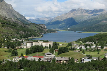 Fototapeta premium Blick auf Maloja und den Silser See, Graubünden