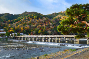 Fototapeta na wymiar 秋の京都市嵐山の渡月橋04
