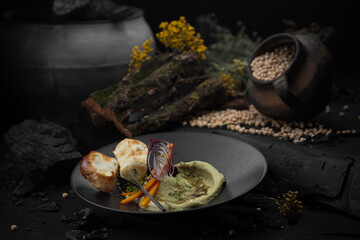 Green hummus with vegetables and bread