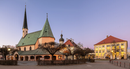 Kapellplatz in Altötting im Winter in der Blauen Stunde am Abend