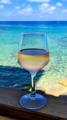 Verre de rosé à la plage