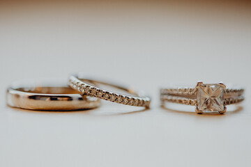 Alliances des mariés et bague de fiançailles