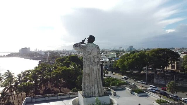 SANTO DOMINGO, febrero de 2022 - Estatua de Antonio de Montesinos y muelle al fondo, Santo Domingo. Un vuelo en c&iacute;rculos