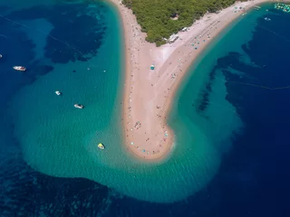 Foto op Plexiglas Gouden Hoorn strand, Brac, Kroatië Luchtmening van Zlatni-ratstrand in Bol, eiland Brac, Kroatië