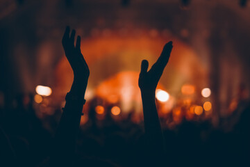 Klatschende Hände bei einem Konzert