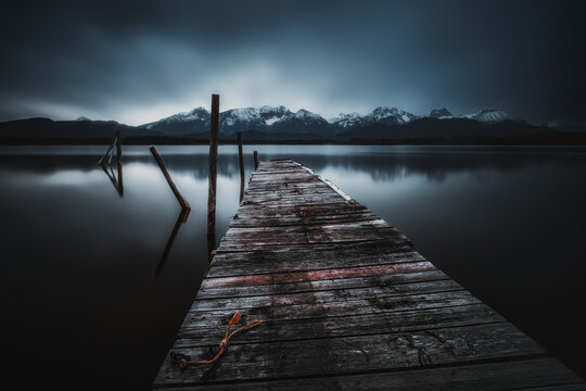 Alpensee mit Steeg