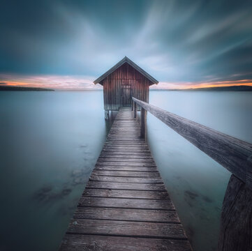Bootshaus mit Steeg am See