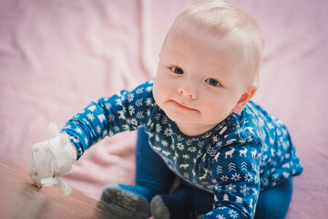 Naklejka premium Photos of babies with a bandaged hand