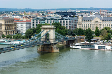 Obraz premium View of the eastern part of the city of Budapest and the Erzsebet bridge from Gellert mountain, in Hungary.
