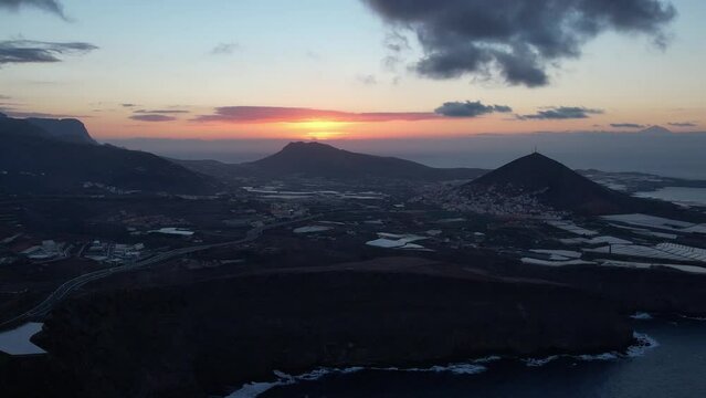 Majestuoso lapso de tiempo de 4K de puesta de sol entre las Islas Canarias. Pico del Teide al fondo.