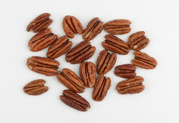 Nueces pecanas sobre fondo blanco