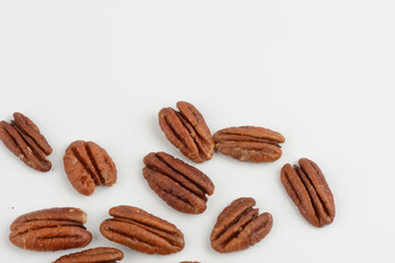 Nueces pecanas sobre fondo blanco
