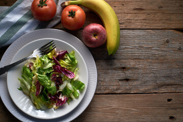 Lettuce, tomato and fruit salad