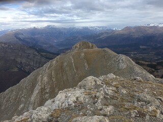 Precioso cielo visto junto a los Pirineos al fondo.