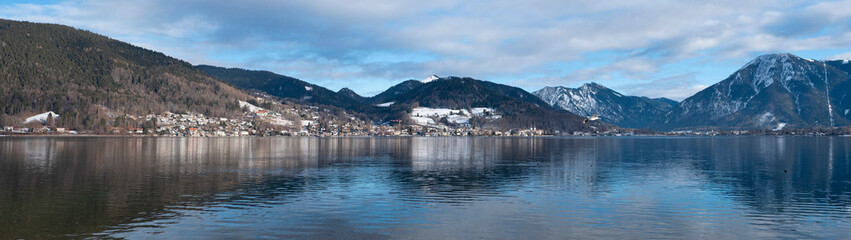 Paysage de Haute-Bavière. Panorama du lac de Tegern en hiver vu depuis la jetée de Bad Wiessee....