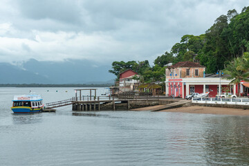 Fototapeta na wymiar Cidade de Guaraqueçaba no litoral do Paraná, Brasil.