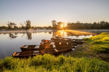 Fototapeta Wschód słońca nad Bugiem z łódkami obraz