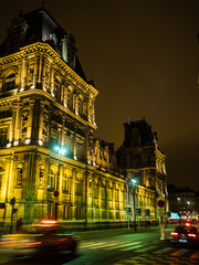 Obraz premium Car lights at night aside Paris Hotel de Ville