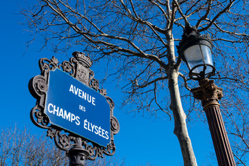 Plaque de rue parisienne traditionnelle de l'avenue des Champs-Elysées, l'une des plus belles, des plus célèbres et des plus touristiques avenues de Paris, France