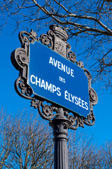 Plaque de rue parisienne traditionnelle de l'avenue des Champs-Elysées, l'une des plus belles, des...