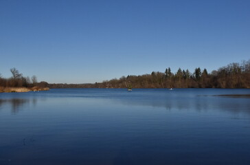 Baggersee in Freiburg-Opfingen an einem sonnigen Wintertag