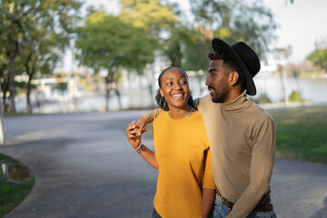 Obraz premium Afro couple sharing a walk in the park