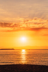 Obraz premium Beautiful vertical landscape of a sunset on the beach 