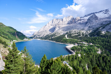 Naklejka na ściany i meble Lake in the Dolomites