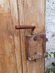 Alte Tür mit Türschloss