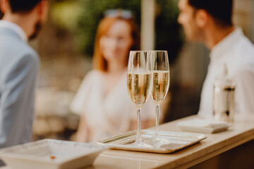 Flûtes de champagne sur le bar