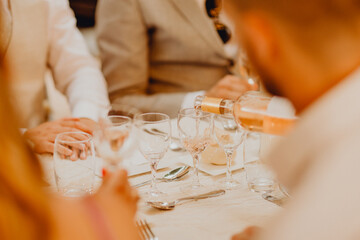 remplir le verre de vin rosé