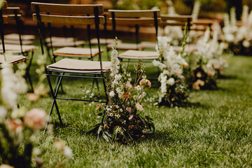 Rangée de chaises décorées pour le mariage
