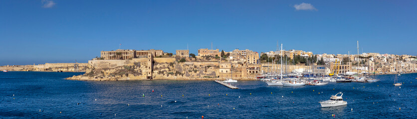 Fototapeta na wymiar Panoramic View from Valletta across the Grand Harbour to Kalkara