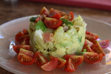 Ensaladilla de salmón, aguacate, patata y tomate cherry