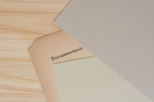paper and wood with the word "documentario"