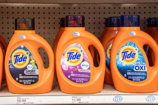 Los Angeles, CA/USA 08/21/2021 Plastic Containers Of Tide Brand Liquid Laundry Detergent In A Supermarket Aisle