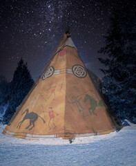 Teepee en hiver dans la nuit au Canada © photorebelle