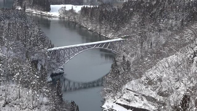 冬の只見線・第一只見川橋梁（福島県・三島町）