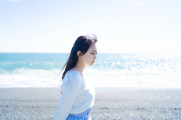 海を歩く少女