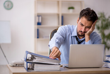 Obraz premium Young male employee working in the office