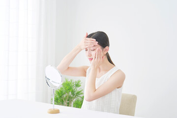 女性　美容　フェイシャルケア