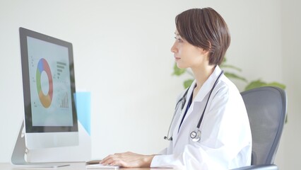 パソコンを見る日本人女性医師