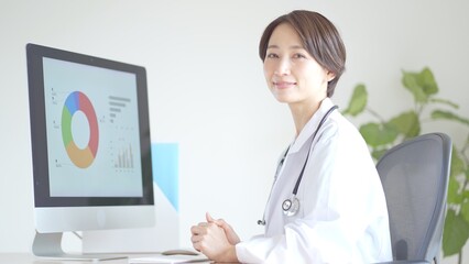 カメラ目線の日本人女性医師