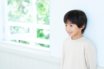 窓辺に立つ男の子 © UTS