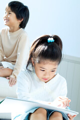 お絵描きをする女の子と男の子