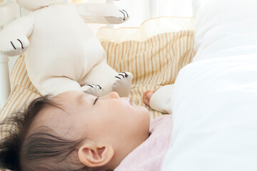 Obraz na płótnie Canvas 昼寝をする赤ちゃん