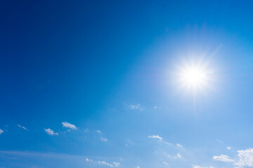 Naklejka na ściany i meble 太陽のフレアと爽やかな青空と雲の背景素材_v_sky_33