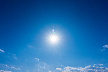 太陽のフレアと爽やかな青空と雲の背景素材_v_sky_34