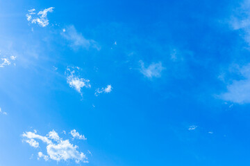 Fototapeta na wymiar 太陽のフレアと爽やかな青空と雲の背景素材_v_sky_37