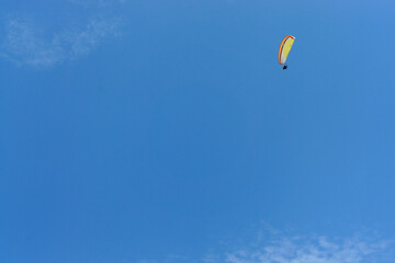 大空に舞うパラグライダー